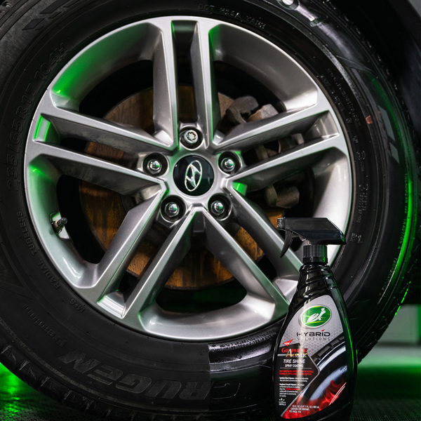 Turtle Wax Hybrid Solutions Graphene Acrylic Tyre Shine Spray Coating (680ml)